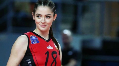 45岁邵佳一造访皇马，获高规格礼遇赠10号球衣，这次排面拉满的取经之旅到底值不值？