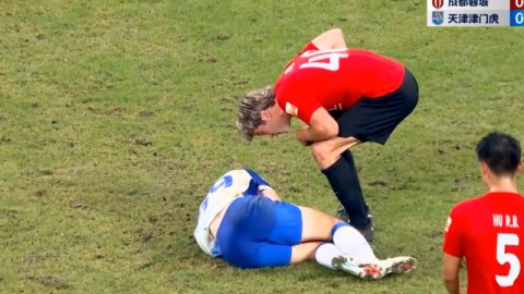 拜仁17岁天才边路“踩单车”翻车名场面，对手竖大拇指神补刀笑翻全网